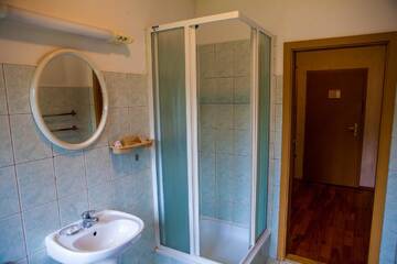 Фото номера Двухместный номер с 2 отдельными кроватями Отель Park Hotel Bruzis г. Смилтене 2